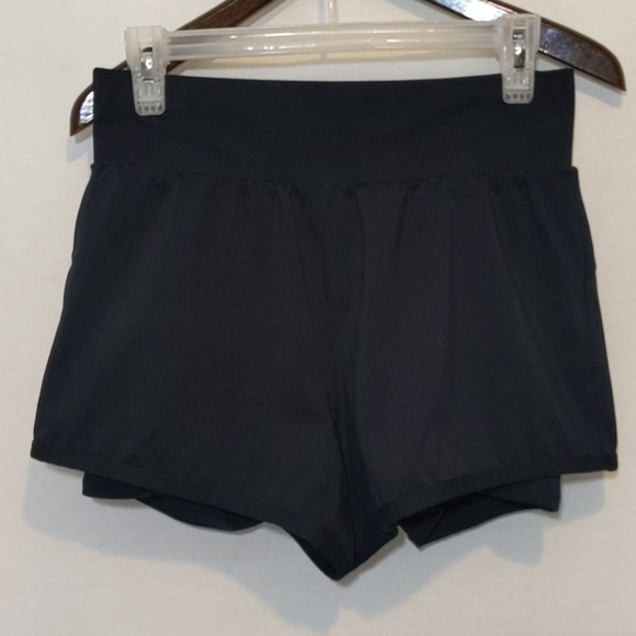Fabletics Olesia Running Overlay shorts! - Picture 4 of 9